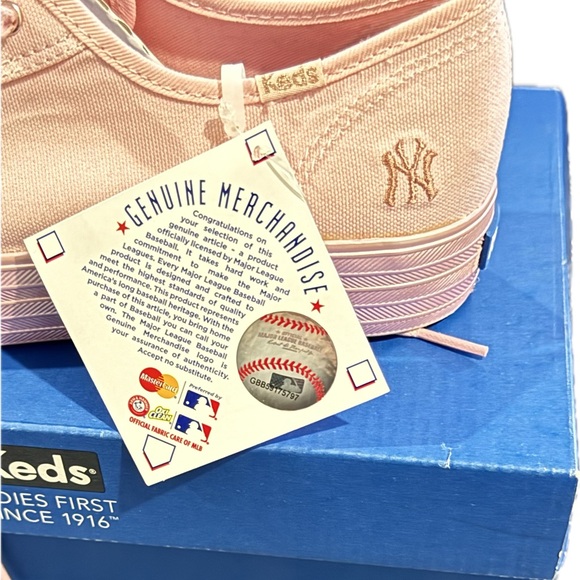 Women's New York Yankees Keds Pink Triple Kick Blush Shoes - Picture 5 of 10